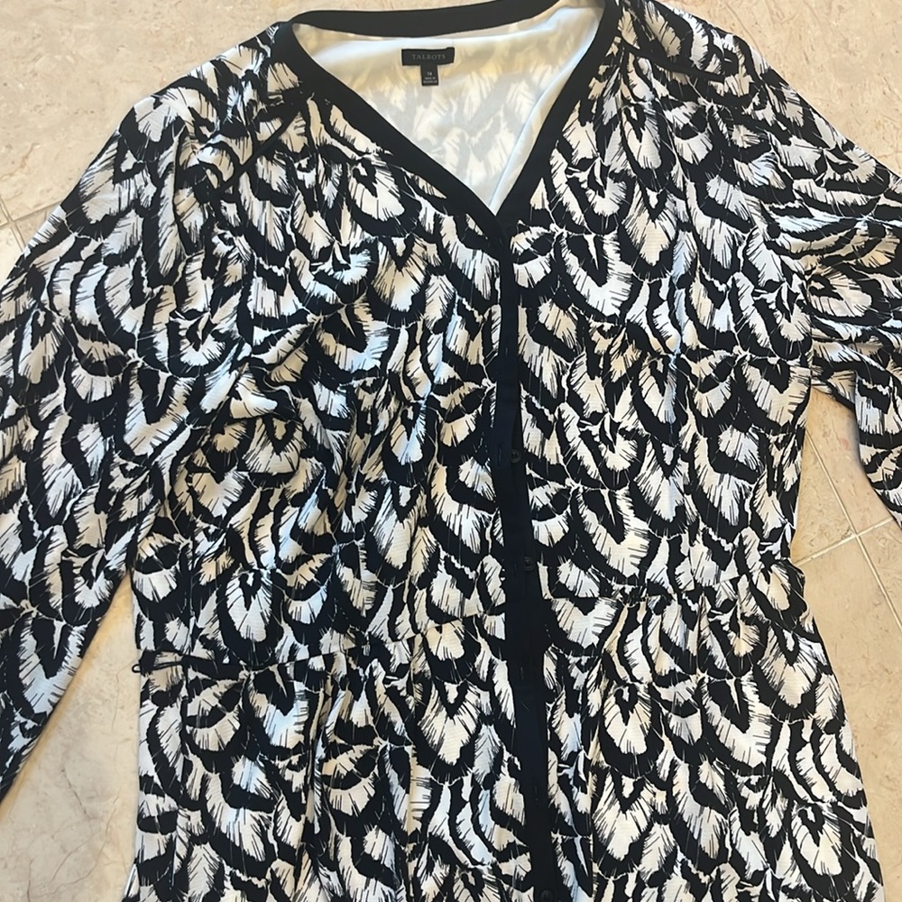 In great condition. No damages. Talbot botton down dress🤩